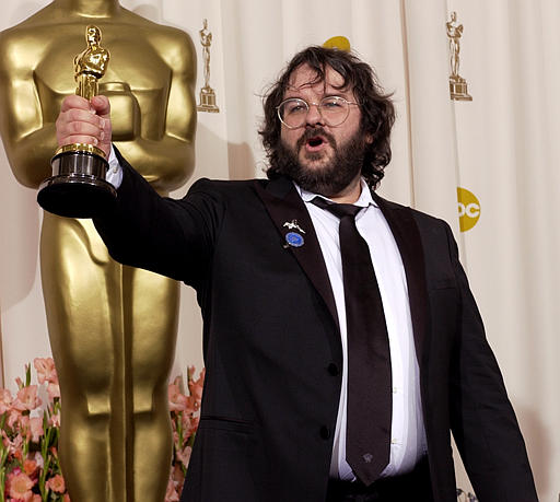 Director Peter Jackson holds up the Oscar for best picture for the film Lord fo the Rings -Return of the King at the 76th annual Academy Awards, Los Angeles, February 29, 2004.